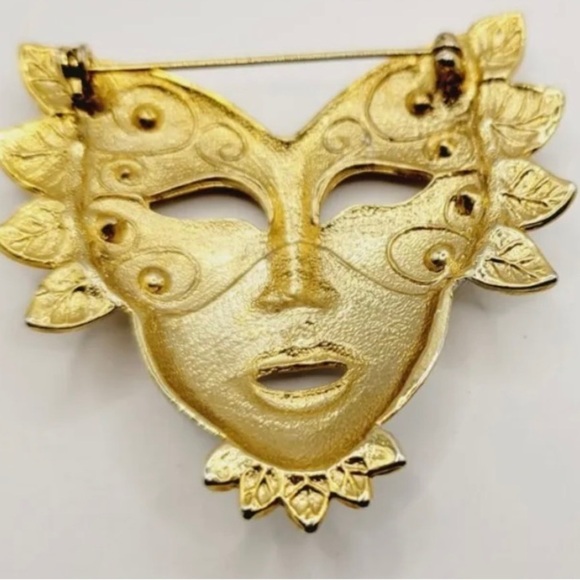 Masked Woman White & Gold Face Masquerade Brooch - Picture 5 of 5